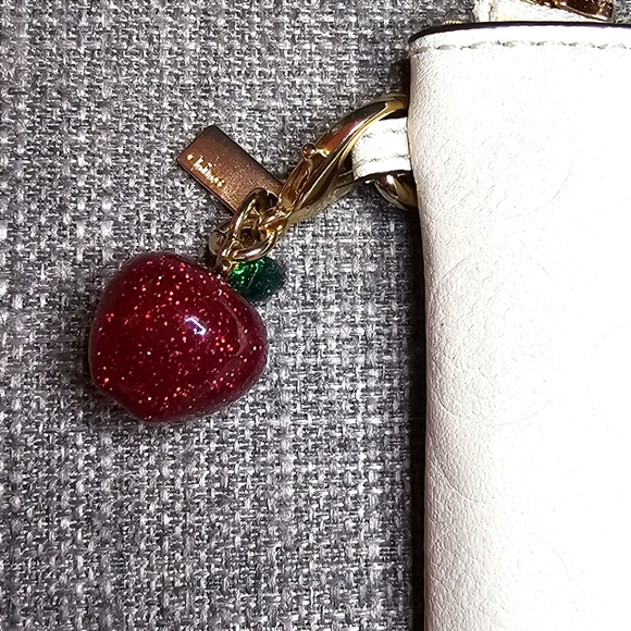 Coach Corner Zip Embossed Chalk Wristlet with Removable Apple Charm NWOT or Box - Picture 5 of 8
